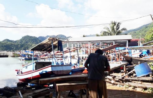 WhatsApp Image 2019-01-07 at 13.30.05 Kapal-kapal nelayan tampak tertambat di pantai, tidak melaut. Nelayan mengeluh tidak bisa melaut karena kesulitan mendapatkan BBM jenis solar. (Foto/Faisal)