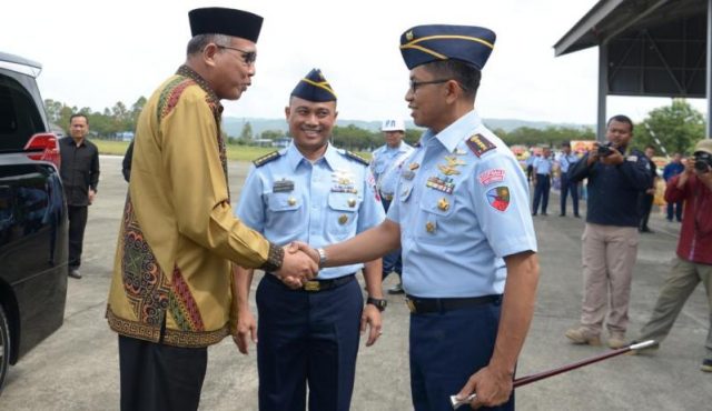 WhatsApp Image 2019-01-10 at 16.54.01 Plt Gubernur Aceh, Nova Iriansyah, saat acara lepas sambut Komandan Lanud Sultan Iskandar Muda di Lanud SIM Blang Bintang, Kamis (10/1/2019). (Foto/Ist