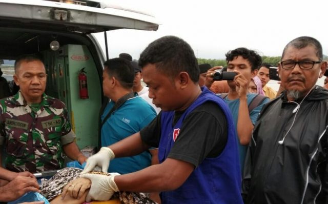 WhatsApp Image 2019-01-10 at 17.46.36 Petugas medis bersama aparat keamanan sedang mengangkat Zulidar, 45, yang ditemukan terapung, Kamis (10/1/2019). (Foto/Zainal Abidin)