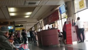 Para penumpang pesawat tampak bersabar menunggu pesawat swasta yang delay lebih 2 jam, pada penerbangan Batam - Medan, di Bandara Hang Nadim Batam, seminggu menjelang tahun baru 2019. (Foto/Al-farizi)