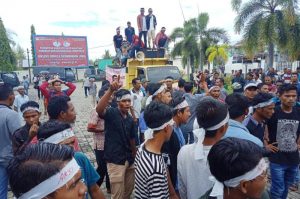 Massa menggelar aksi unjukrasa di Kantor Bupati Aceh Barat di Meulaboh, mendesak percepatan pembangunan jembatan rangka baja yang menghubungkan Kecamatan Kaway XVI dengan Pante Ceureumen, Senin (21/1/2019). (Foto/Dedi Iskandar)