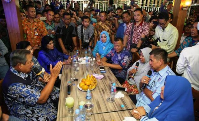 WhatsApp Image 2019-01-22 at 17.37.45(1) Dalam perjalanan, SBY dan rombongan, menyempatkan diri untuk berdialog dengan masyarakat. (Foto/Ist)