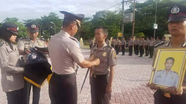 WhatsApp Image 2019-01-29 at 21.47.39 Kapolres Nagan Raya AKBP Giyarto SH.SIk melakukan pemecatan kedua anggota Polisi dalam apel di halaman Polres Nagan Raya, Selasa (29/1/2019).(Foto/Muji Burrahman)