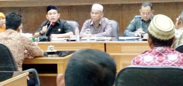WhatsApp Image 2019-01-31 at 18.52.07 Ketua Komisi E DPRK Pidie, Khairil Syahrial, sedang berbicara pada acara rapat kerja Komisi E DPRK dengan Kadis Pendidikan dan Pengawas Sekolah se Kabupaten Pidie di Gedung DPRK setempat, Kamis (31/1/2019). (Foto/Muhammad Riza)