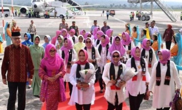 disambut Plt Gubernur Aceh, Nova Iriansyah, bersama Nyonya ketika menyambut Ibu Negara Iriana Joko Widodo dan istri Wapres Mufidah, ketika tiba di Aceh. (Foto/ dok. Biro Pers Sekretariat Presiden)