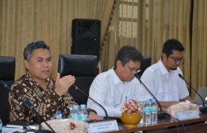 Kepala Bank Indonesia Aceh, Zainal Arifin Lubis, dan Kepala Bappeda Aceh, Azhari, pada acara diskusi di auditorium BI Aceh di Banda Aceh. (Foto/Ist)