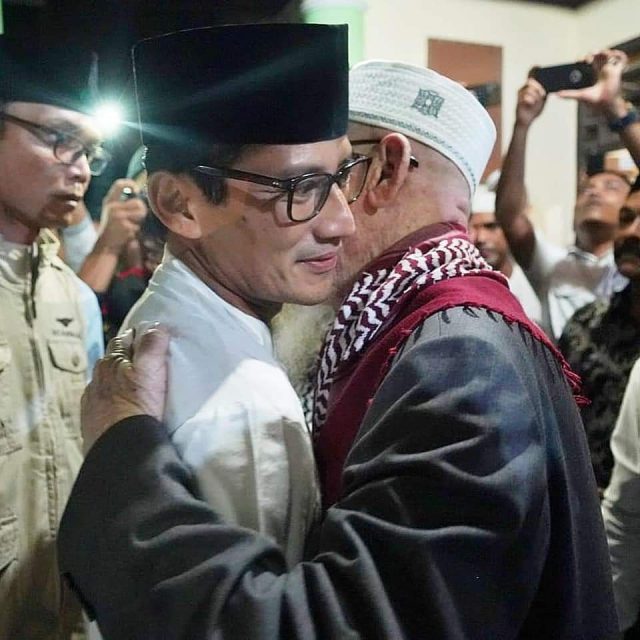 IMG-20190203-WA0071 Bang Sandi, calon Wakil Presiden RI, nomor urut 02, bersilaturahim kepada KH Abu Mustafa Ahmad, di Pondok Pesantren Daarul Huda, Gampong Paloh Gadeng, Lhokseumawe, Aceh, Sabtu malam, (2/2/2019). (Foto/Ist)