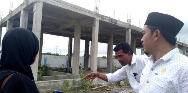 WhatsApp Image 2019-02-01 at 15.37.38 Bangunan gedung SDN Blok Sawah, Kota Sigli, yang dibangun menggunakan dana Alokasi Khusus Aceh (DOKA) 2017, sampai sekarang terlihat masih terbengkalai. (Foto/Muhammad Riza)