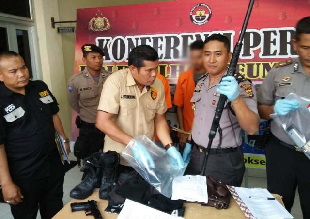 WhatsApp Image 2019-02-01 at 15.39.06 Kabag Ops Kompol Ahkzan, dalam konferensi pers. menunjukkan dua tersangka dan barang bukti senpi yang diamankan Polres Lhokseumawe, Jumat (1/2/2019) di Mapolres Lhokseumawe. (Foto/Zainuddin Abdullah)