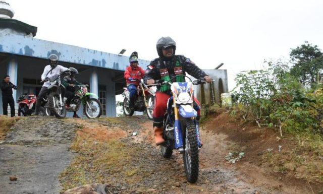 WhatsApp Image 2019-02-04 at 10.16.29 Tgk. Syarkawi dengan mengunakan trail menjejah kawasan perkampungan di 3 kecamatan di Kabupaten Bener Meriah. (Foto/Dok/Waspada).