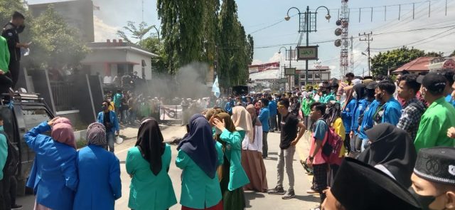 Sampaikan Aspirasi Mahasiswa Demo Gedung DPRK Agara Waspada Aceh