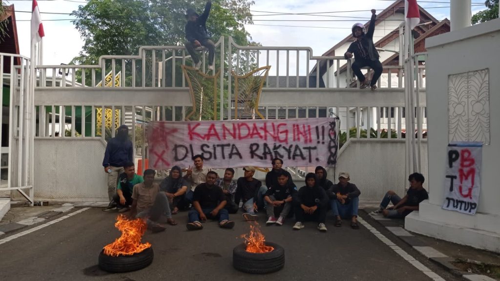 Desak Cabut Izin Pt Bmu Kra Segel Pagar Kantor Gubernur Aceh Waspada