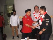 Ketua Harian KONI Aceh, Kamaruddin Abubakar alias Abu Razak menyambut TIm Aju KONI Pusat di Bandara SIM, Aceh Besar, Rabu (28/2/18). (Foto/Aldin NL)