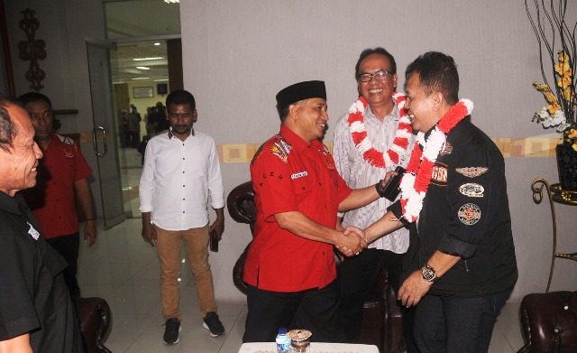 Ketua Harian KONI Aceh, Kamaruddin Abubakar alias Abu Razak menyambut TIm Aju KONI Pusat di Bandara SIM, Aceh Besar, Rabu (28/2/18). (Foto/Aldin NL)