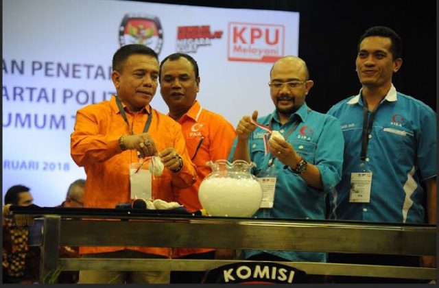 partai SIRA Muhammad Nazar (berkaca mata) saat pencabutan nomor urut peserta Pemilu 2019, di KPU Jakarta Pusat, baru-baru ini.