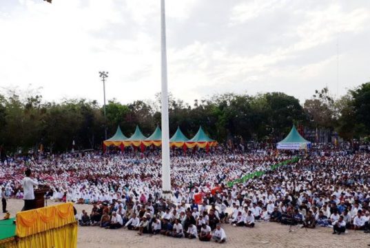 Ribuan ummat Islam tumpah di lapangan Tribun, kantor Bupati Aceh Tamiang, mendengarkan Tabliq Akbar dari Ustadz Abdul Somad, Jumat (9/3). (Waspada/Yusri)