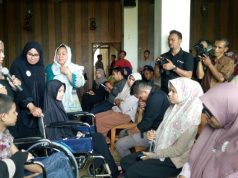 Penyerahan empat kursi roda dari Atjeh Connection Community kepada warga di Banda Aceh, Sabtu (24/3/2018). (Foto/Ist)