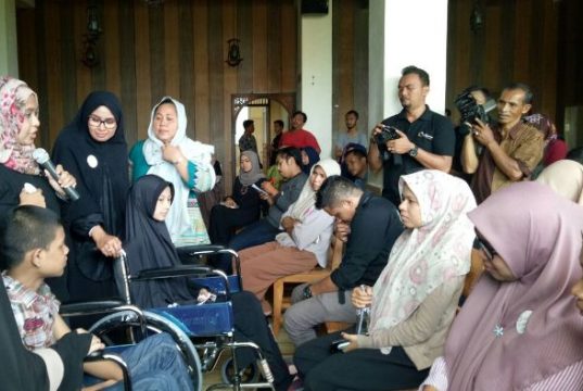 Penyerahan empat kursi roda dari Atjeh Connection Community kepada warga di Banda Aceh, Sabtu (24/3/2018). (Foto/Ist)