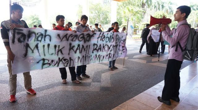 demo Forum Rakyat Aceh Menggugat, saat mengadakan unjukrasa menolak investasi BPKH di atas tanah wakaf Aceh di Makkah, Rabu (14/3). (Foto/Dani Randi)