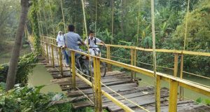 Masyarakat berharap adanya perbaikan jembatan gantung Gampong Dayah Tanoh, Kecamatan Glumpang Tiga, Pidie. (Waspada/Muhammad Riza)