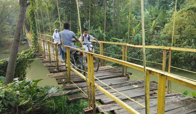 jembatan Masyarakat berharap adanya perbaikan jembatan gantung Gampong Dayah Tanoh, Kecamatan Glumpang Tiga, Pidie. (Waspada/Muhammad Riza)