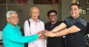 Foto kenangan, Mahyuddin Mahmud Adan (baju putih) bersama teman-temannya. (Foto/Ist)