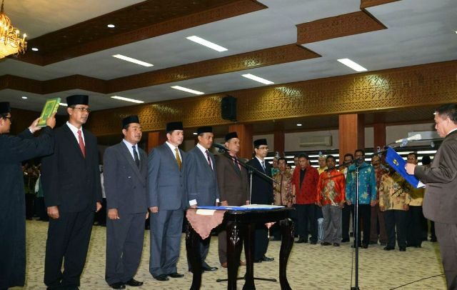 lantik-1 Gubernur Aceh, Irwndi Yusuf, ketika melantik manajemen Badan Pengusahaan Kawasan Sabang (BPKS) yang baru, Kamis (22/3/2018). (Foto/Ich)