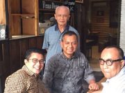 Mahyuddin Adan (berdiri paling belakang) tokoh konektor perdamaian Aceh, foto bersama kerabat dan teman. Hari Senin pagi ini (26/3/2018), Mahyuddin meninggal dunia dalam usia 72 tahun. (Foto/Ist)