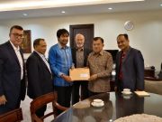 Wapres Jusuf Kalla menerima dokumen kesiapan Aceh-Sumut menjadi tuan rumah bersama PON tahun 2024, yang diserahkan Ketua KONI Aceh, Muzakir Manaf. (Foto/Ist)