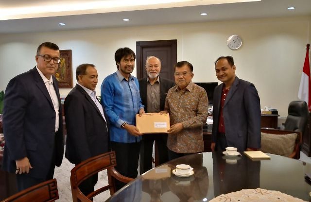 mualim Wapres Jusuf Kalla menerima dokumen kesiapan Aceh-Sumut menjadi tuan rumah bersama PON tahun 2024, yang diserahkan Ketua KONI Aceh, Muzakir Manaf. (Foto/Ist)