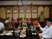 Wagub Nova Iriansyah dihadapan pejabat BPJS Pusat, dalam pertemuan di Banda Aceh, Rabu(28/3/2018). (Foto/Ist)