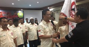 Ketua Umum PB Rugby Union, Didik Magrianto menyerahkan bendera pataka kepada Ketua Umum Pengprov Rugby Union Aceh, PP Andri Agung di Sultan hotel Banda Aceh, Jumat malam (30/3/2018). (Foto/Aldin NL)