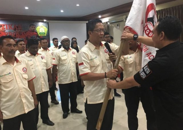 pataka Ketua Umum PB Rugby Union, Didik Magrianto menyerahkan bendera pataka kepada Ketua Umum Pengprov Rugby Union Aceh, PP Andri Agung di Sultan hotel Banda Aceh, Jumat malam (30/3/2018). (Foto/Aldin NL)