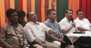 Marsda TNI Surya Dharma, didampingi Gubernur Aceh, Irwandi Yusuf, dan Tim Penilai, memberi keterangan pers Pendopo Gubernuran Aceh, Minggu (4/3). (Foto/Aldin NL)