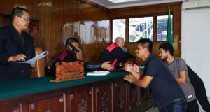 Tiga pemain PSAP Sigli menyalami hakim, usai putusan Pengadilan Negeri Banda Aceh, Senin (5/3). (Foto Waspada/Dani Randi)