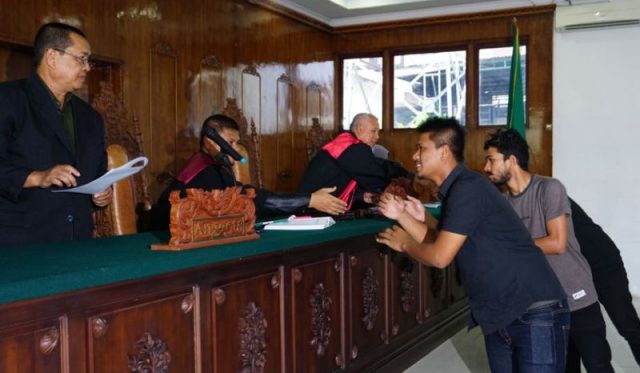 sepakbola Tiga pemain PSAP Sigli menyalami hakim, usai putusan Pengadilan Negeri Banda Aceh, Senin (5/3). (Foto Waspada/Dani Randi)