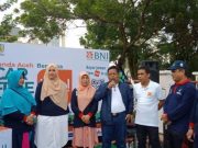 Walikota Banda Aceh, Aminullah Usman memberi sambutan di sela car free day dikaitkan Hari Tuberculosis (TBC) Dunia di Banda Aceh, Minggu (24/3). (Foto/Aldin NL)