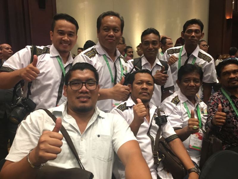 Kadispora Aceh bersama staf foto bersama sesaat diumumkan bidding PON XXI dimenangkan Aceh-Sumut, Selasa (24/4/2018). (Foto/Aldin NL)