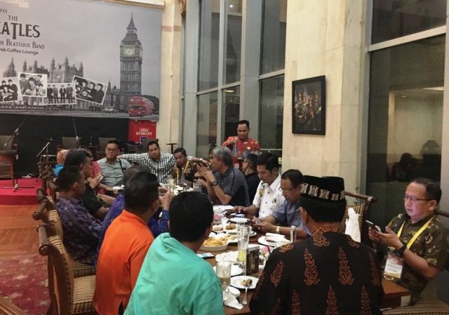 bidding pon Ketum KONI Sumut Jhon Ismadi Lubis bersama pengurus KONI pendukung Aceh-Sumut di Hotel Bidakara Jaksel, Senin (23/4/2024) (Foto/Aldin NL)
