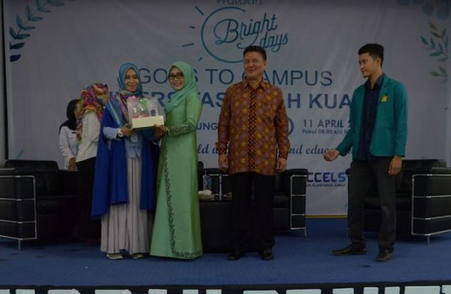 istri wagub Wakil Ketua PKK Aceh, Dyah Erti Idawati, membuka Wardah Bright Day Goes To Campus di Gedung FKIP Universitas Syiah Kuala, Banda Aceh, (11/4/2018). (Foto/Ist)