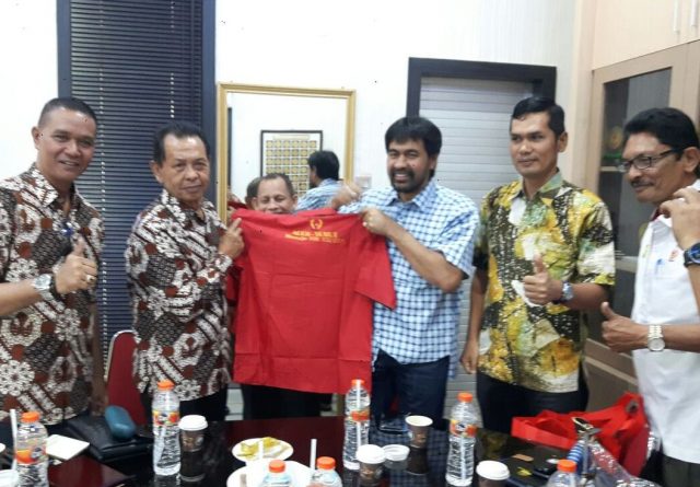 jogya-1 Ketum KONI Aceh Muzakir Manaf menyerahkan baju merah bertuliskan Aceh Teugah-Sumut Paten, tuan rumah PON 2024, kepada Ketum KONI Jogjakarta, Triyandi Mulkan di KONI Aceh, Kamis (17/4/2018). (Foto/Aldin NL)