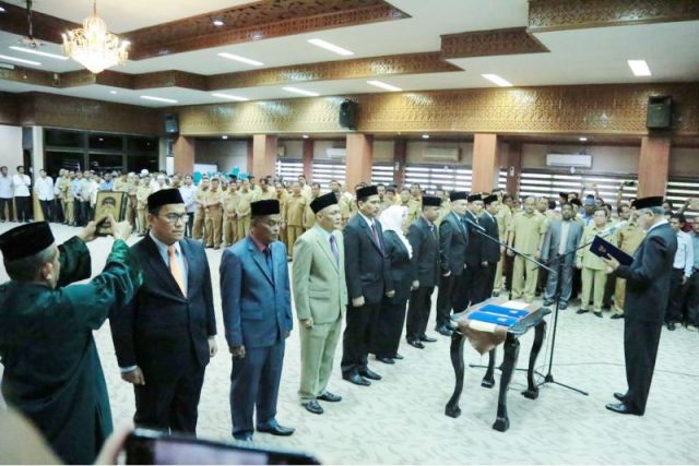 Wakil Gubernur Aceh Nova Iriansyah melantik sembilan pejabat eselon II dilingkungan Pemerintah Aceh, Senin (16/4/2018). (Foto/Dani Randi).