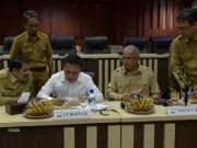 Gubernur Irwandi Yusuf perintahkan Sekda Aceh dan SKPA terkait menyiapkan dokumen tender secepatnya di Banda Aceh, Senin (2/4/2018). (Foto/Ist)