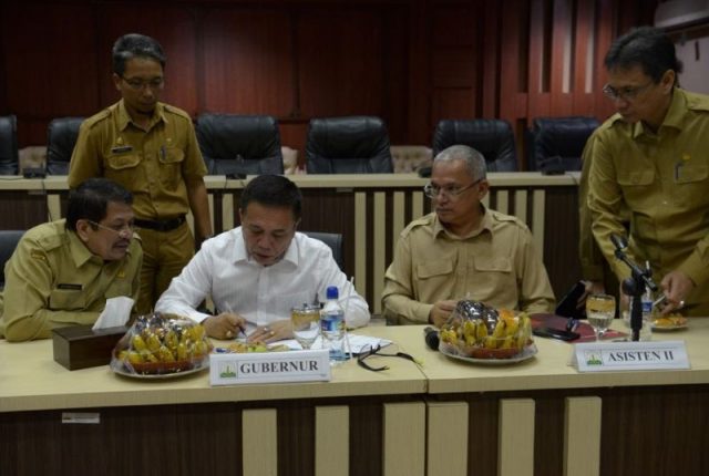 lelang Gubernur Irwandi Yusuf perintahkan Sekda Aceh dan SKPA terkait menyiapkan dokumen tender secepatnya di Banda Aceh, Senin (2/4/2018). (Foto/Ist)