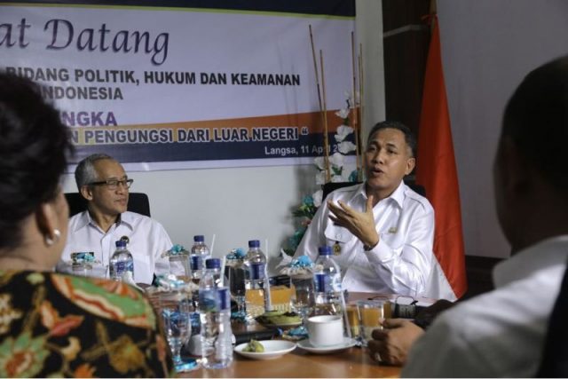nova-nova Wakil Gubernur Aceh, Nova Iriansyah, mengikuti rapat bersama Desk Penanganan Pengungsi dan Pencari Suaka Kementerian Koordinator Politik Hukum dan HAM (Kemenkopolhukam) di Kantor Imigrasi Kelas II A, Langsa, Rabu 11 April 2018. (Foto/Humas)
