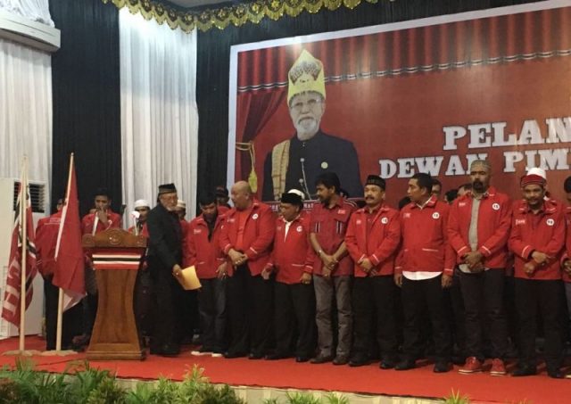 pa aceh Ketua Majelis Tuha Peut DPA PA, Malik Mahmud Al Haytar di hadapan pengurus DPA PA yang dilantik di Amel Convention Hall, Banda Aceh, Selasa malam (10/4/2018). (Foto/ Aldin NL)