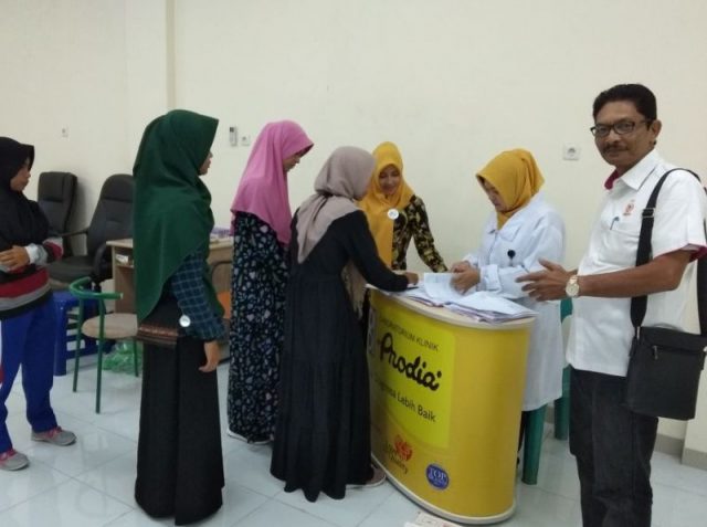 periksa berkas Tim dokter Prodia sedang memeriksa berkas kesehatan atlet Aceh tampak juga Ketua Pelatda Binaan KONI Aceh, Baktiar Hasan, Kamis (18/4/2018). (Foto/Aldin NL)