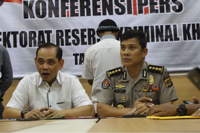 polda Direktur Reserse Kriminal Khusus (Direskrimsus) Polda Aceh Kombes Pol Erwin Zadma, didampingi Kepala Bidang Humas Polda Aceh Kombes Pol Misbahul Munauwar. (Foto/Ist)