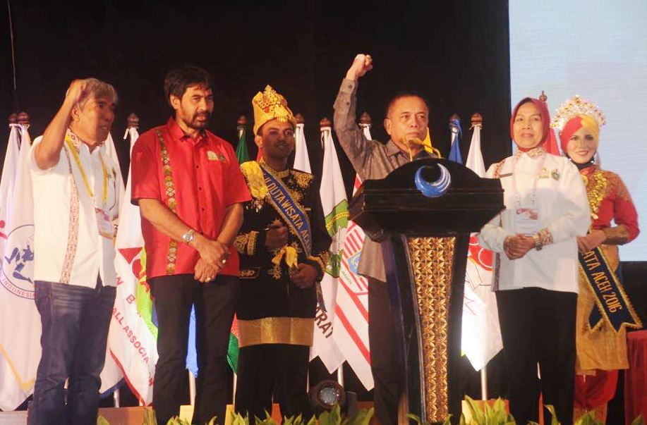 Gubernur Aceh, Irwandi Yusuf, dengan semangat memaparkan kesiapan Aceh tuan rumah PON di hadapan para pengurus KONI se Indonesia, Selasa kemarin. (Foto/Aldin NL)