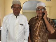 Ketua Yayasan RIAB, Aceh Besar, Razali Yusuf (kanan) didampingi Dr Hasan Yacub. (Foto/Aldin NL)